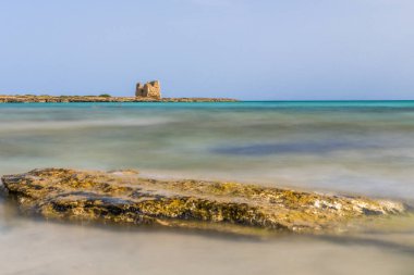 Marina di Lizzano deniz manzarası ve kıyı şeridi, Taranto ili, İtalya