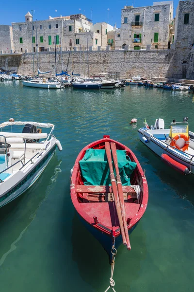 ボートや建物がある海のイタリアの小さな港町 — ストック写真