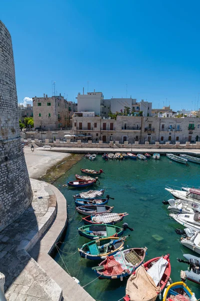 ボートや建物がある海のイタリアの小さな港町 — ストック写真
