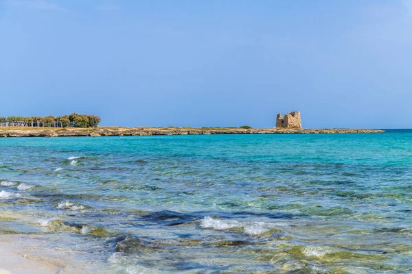 Marina di Lizzano deniz manzarası ve kıyı şeridi, Taranto ili, İtalya