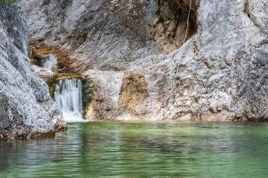 Kristal göl ve mağaraların doğal arka planı