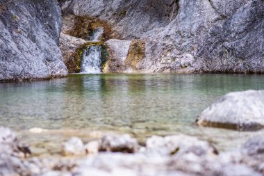 İtalya, Amaro 'da kristal berrak suyla.