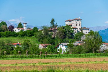 İtalya 'nın Cassacco komünü gündüz şehir manzarası.