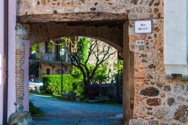 İtalya 'nın Cassacco komünü gündüz şehir manzarası.