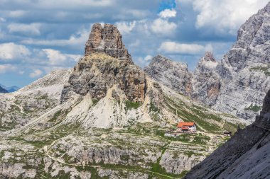 İtalya 'da Tre Cime di Lavaredo' da yaz manzaralı bir ev.