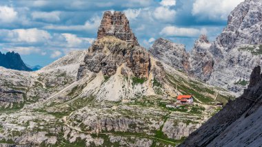 İtalya 'da Tre Cime di Lavaredo' da yaz manzaralı bir ev.
