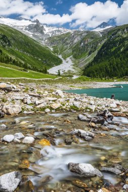 Dağ sıralarında akan nehir, İtalya 'da Tre Cime di Lavaredo