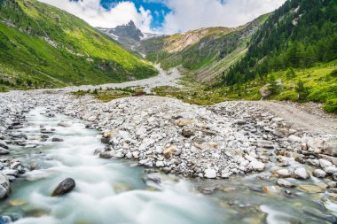 Dağ sıralarında akan nehir, İtalya 'da Tre Cime di Lavaredo