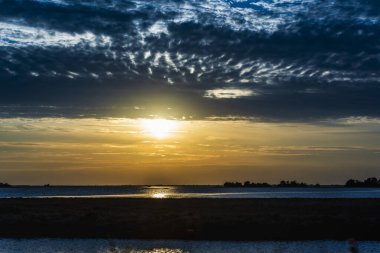 Günbatımı gökyüzü ve deniz suyu yüzeyi, sakin deniz manzarası, Grado, İtalya