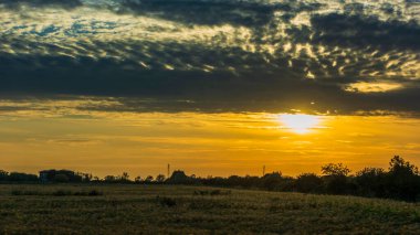 Günbatımı gökyüzü ve deniz suyu yüzeyi, sakin deniz manzarası, Grado, İtalya