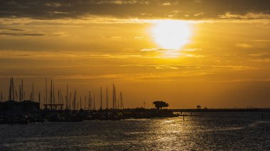Günbatımı gökyüzü ve deniz suyu yüzeyi, sakin deniz manzarası, Grado, İtalya