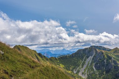 İtalya 'nın Udine eyaletindeki köy ve yeşil dağlık arazi