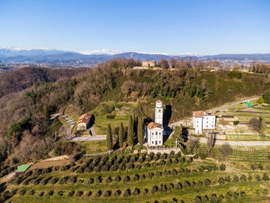 Savorgnano Köyü, yaz manzarası, şarap bahçesi ve mimarlık binası 