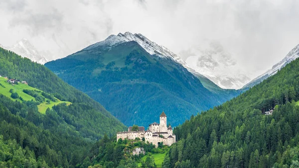 山系の夏の風景の中の城 イタリアのTre Cime Lavaredo — ストック写真