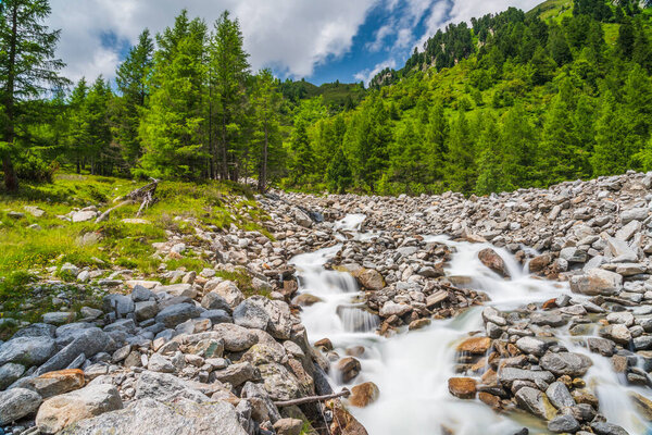река, протекающая в горном массиве, Tre Cime di Lavaredo в Италии
