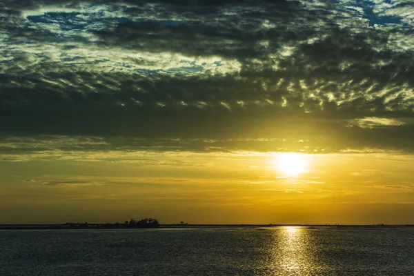 Sonnenuntergang Himmel Und Meerwasseroberfläche Ruhige Meereslandschaft Grado Italien — Stockfoto