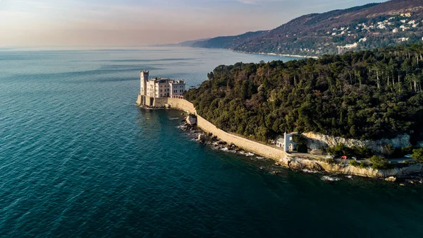 Morze Wybrzeże Zamkiem Miramare Trieście Włoszech — Zdjęcie stockowe