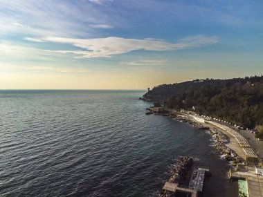 İtalya 'nın Trieste şehrindeki Miramare Kalesi ile deniz ve deniz kenarı 