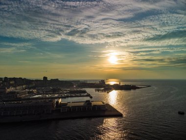 Trieste şehri ve İtalya 'daki Miramare Gölü, derin su limanı.