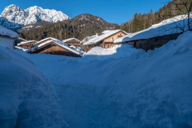 İtalya 'da kış aylarında Sappada manzarası 