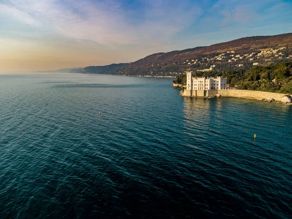 Morze Wybrzeże Zamkiem Miramare Trieście Włoszech — Zdjęcie stockowe
