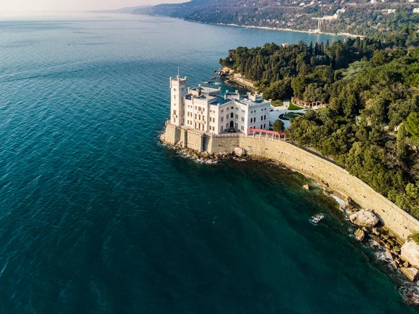 Mar Litoral Com Miramare Castelo Trieste Cidade Itália — Fotografia de Stock