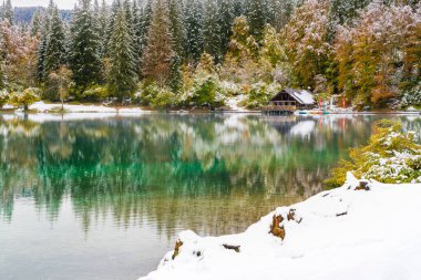 Karlı göl manzarası Fusine, İtalya 