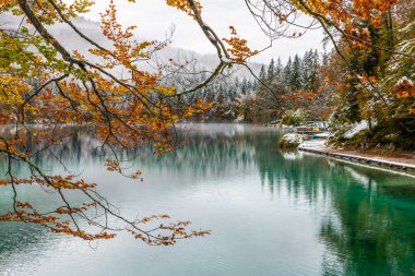 Karlı göl manzarası Fusine, İtalya 