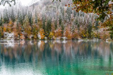 Karlı göl manzarası Fusine, İtalya 