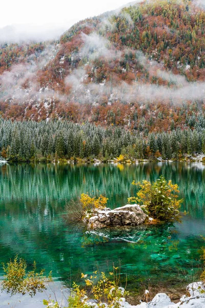 Scénický Pohled Zasněžené Jezero Fusine Itálie — Stock fotografie