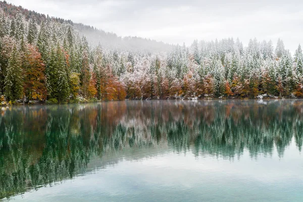 雪の湖の風景 Fusine Italy — ストック写真