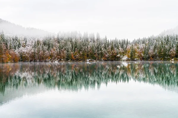 Karlı Göl Manzarası Fusine Talya — Stok fotoğraf