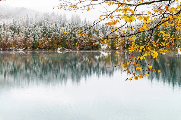 눈덮인 호수의 이탈리아 — 스톡 사진