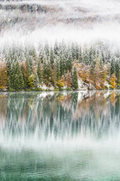 Landschappelijk Uitzicht Het Besneeuwde Meer Fusine Italië — Stockfoto