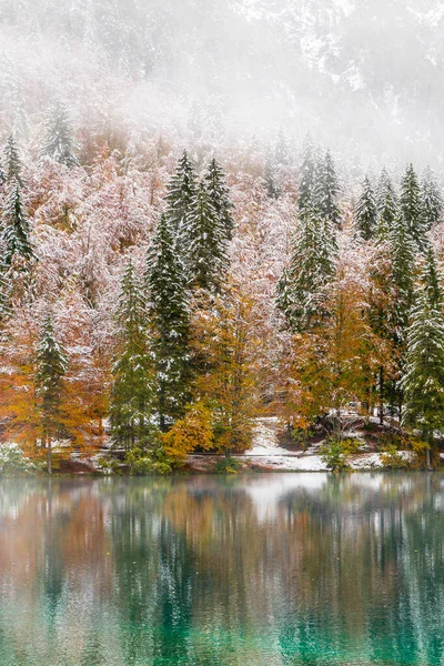 雪の湖の風景 Fusine Italy — ストック写真