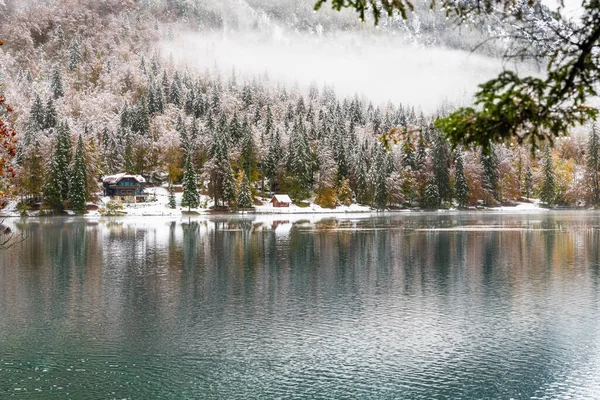 Vista Panoramica Del Lago Innevato Fusine — Foto Stock