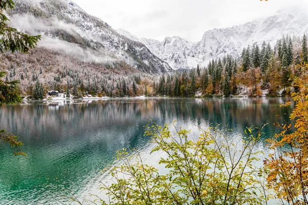 Naturskön Utsikt Över Den Snöiga Sjön Fusine Italien — Stockfoto