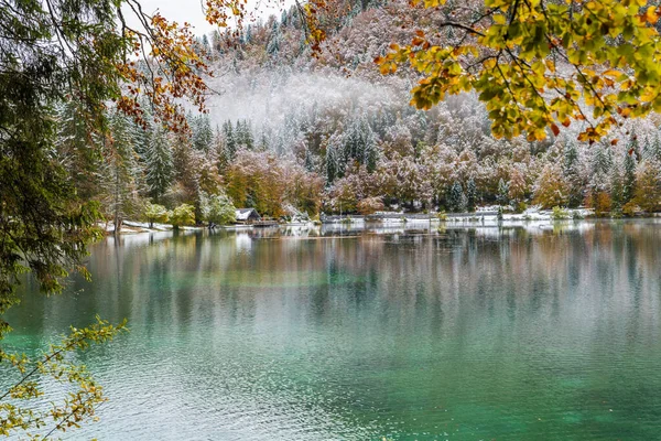 Scenic View Snowy Lake Fusine Italia — kuvapankkivalokuva