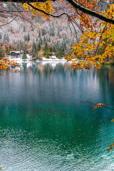 Живописный Вид Заснеженное Озеро Фузине Италия — стоковое фото