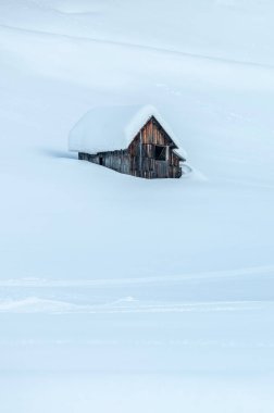 Soğuk ve karlı kış. Sappada Dolomitleri görünümü