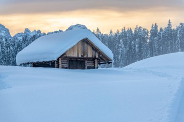 Soğuk ve karlı kış. Sappada Dolomitleri görünümü