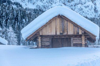 Soğuk ve karlı kış. Sappada Dolomitleri görünümü