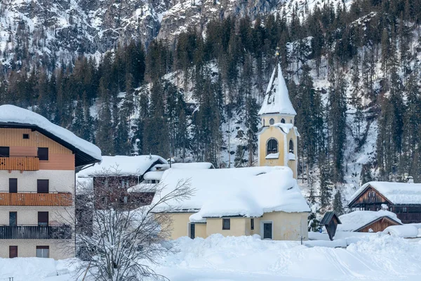 寒冷多雪的冬天 Sappada Dolomites视图 — 图库照片