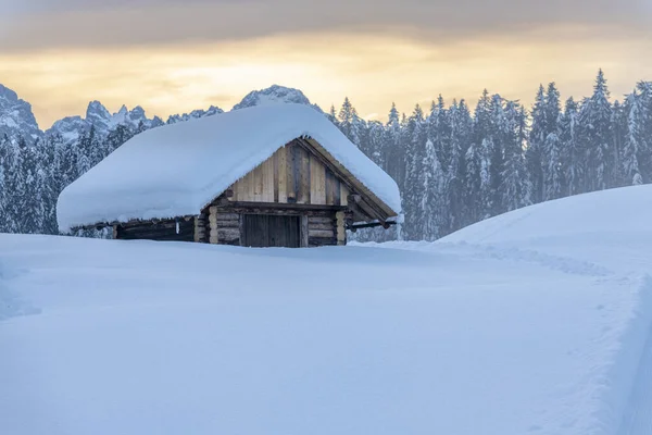寒さと雪の冬 サパダドロマイトビュー — ストック写真