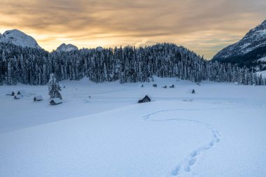 Soğuk ve karlı kış. Sappada Dolomitleri görünümü