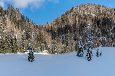 Pesariis kış zamanı sahnesi, İtalya