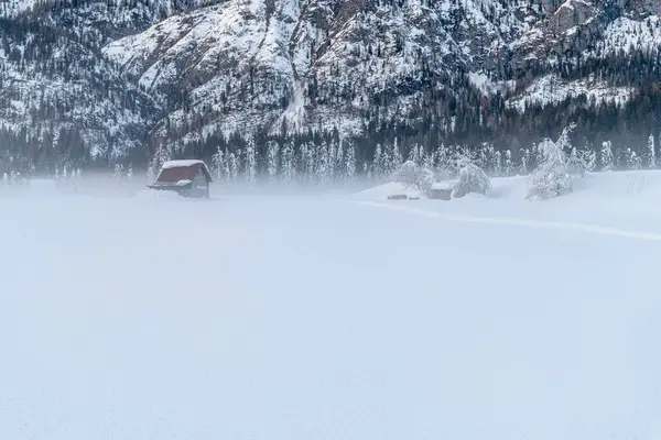 寒さと雪の冬 サパダドロマイトビュー — ストック写真