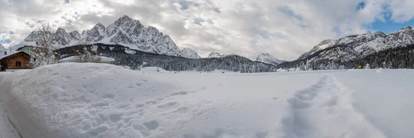 Disparo Día Bosque Nevado Con Casa Nieve Frío —  Fotos de Stock