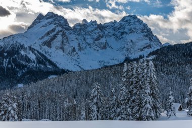 Pesariis kış zamanı sahnesi, İtalya
