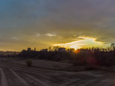 İtalya 'daki Cassacco Commune' de günbatımında hava manzarası